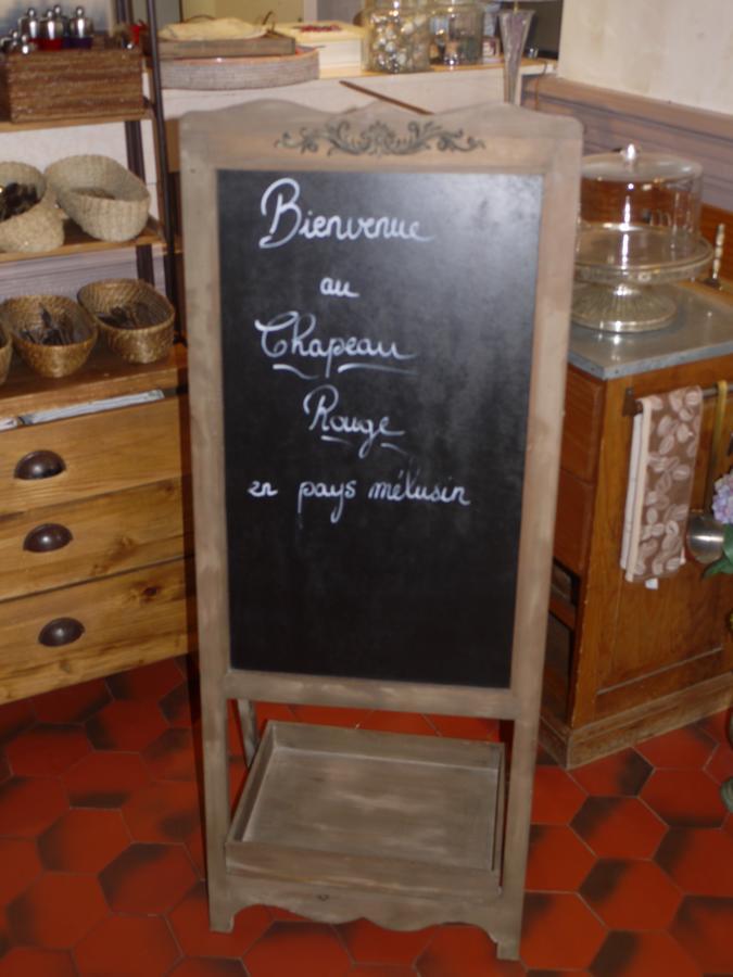 Le Chapeau Rouge Lusignan Exteriör bild